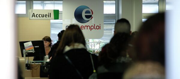People queue at a job center in Paris, France, Tuesday, Dec. 9, 2014 People queue at a job center in Paris, France, Tuesday, Dec. 9, 2014 - Sputnik International