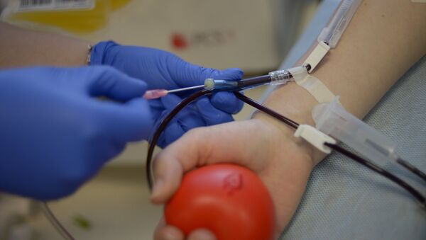 A donor gives blood at the Blood Center - Sputnik International