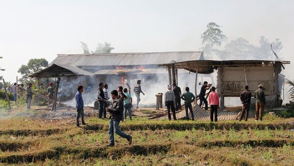 Tribal plantation workers burn houses belonging to indigenous Bodo tribesmen after ethnic clashes in Balijuri village, in Sonitpur district in the northeastern Indian state of Assam - Sputnik International
