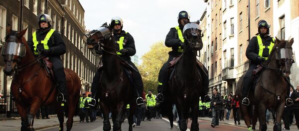 Mounted police lead the procession UK - Sputnik International
