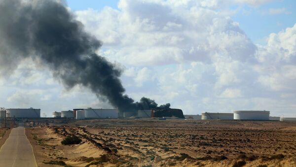Black smoke billows out of a storage oil tank - Sputnik International