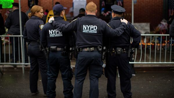 New York City Police officers pause as they visit a makeshift memorial at the site where two of their fellow police officers were fatally shot in the Brooklyn borough of New York, December 23, 2014. - Sputnik International