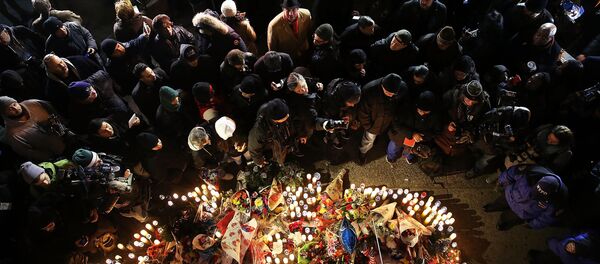 People bring flowers and candles to a place of murder police officers in New York People bring flowers and candles to a place of murder police officers in New York - Sputnik International