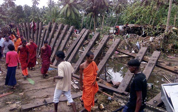 Group of Buddhist monks and villagers search for the missing along railroad tracks at Telwatta, about 100 kilometers (63 miles) south of Colombo, Sri Lanka - Sputnik International