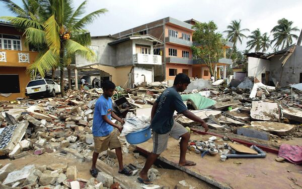 Tsunami survivors collect leftovers from the ruins of collapsed houses in Pamadura, South of Colombo, Sri Lanka - Sputnik International
