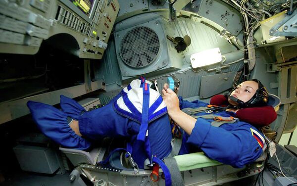 Roscosmos cosmonaut Elena Serov on a simulator of the Russian segment of the International Space Station - Sputnik International