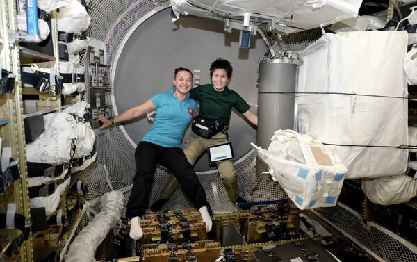 Roscosmos cosmonaut Elena Serov and astronaut Samantha Cristoforetti - Sputnik International