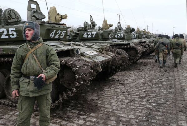 Soldiers of the separate tank battalion of the Baltic Fleet motorized infantry brigade, during loading of tanks on flatcars, for dislocation to the district selected for military exercises, in the city of Gusev, Kaliningrad Region. Soldiers of the separate tank battalion of the Baltic Fleet motorized infantry brigade, during loading of tanks on flatcars, for dislocation to the district selected for military exercises, in the city of Gusev, Kaliningrad Region. - Sputnik International