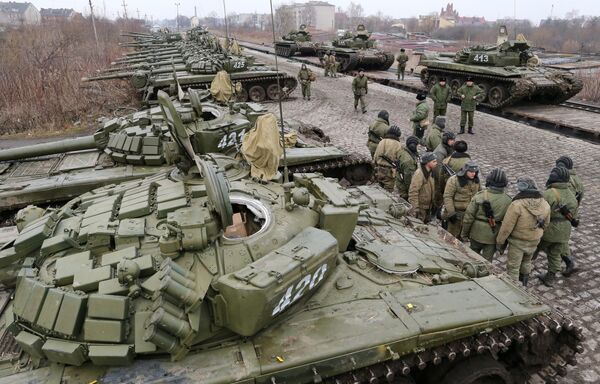 Soldiers of the separate tank battalion of the Baltic Fleet motorized infantry brigade, during loading of tanks on flatcars, for dislocation to the district selected for military exercises, in the city of Gusev, Kaliningrad Region. Soldiers of the separate tank battalion of the Baltic Fleet motorized infantry brigade, during loading of tanks on flatcars, for dislocation to the district selected for military exercises, in the city of Gusev, Kaliningrad Region. - Sputnik International