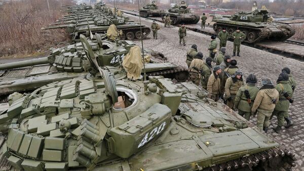 Soldiers of the separate tank battalion of the Baltic Fleet motorized infantry brigade, during loading of tanks on flatcars, for dislocation to the district selected for military exercises, in the city of Gusev, Kaliningrad Region. - Sputnik International