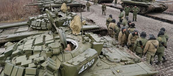 Soldiers of the separate tank battalion of the Baltic Fleet motorized infantry brigade, during loading of tanks on flatcars, for dislocation to the district selected for military exercises, in the city of Gusev, Kaliningrad Region. - Sputnik International
