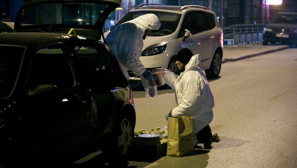 Kosovo police forensic unit members collect the material found in a car after claiming they have foiled an apparent attempt to detonate a car filled with explosive material in the capital Pristina. - Sputnik International