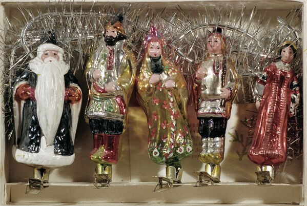 A set of toys for a Christmas tree decorated with personages from Russian fairy-tales - Sputnik International