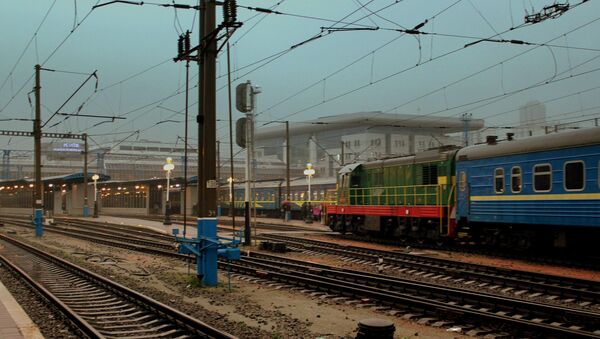 Ukraine railways diesel hauled train approaching Kiev central station - Sputnik International