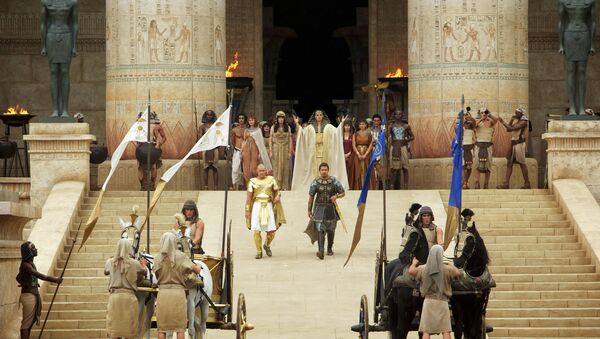 Joel Edgerton, center left, as Ramses, and Christian Bale, center right, as Moses, in a scene from the film, Exodus: Gods and Kings. - Sputnik International