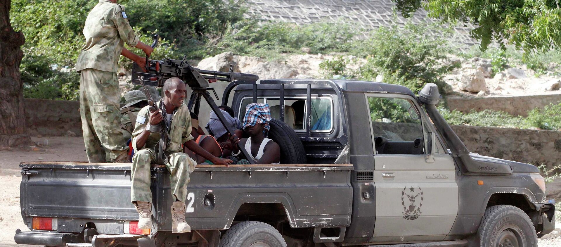 Somalia security forces transport blind-folded suspects detained on their pick-up truck after attackers from the militant group al Shabaab invaded the African Union's Halane base on the edge of the Mogadishu international airport compound in Somalia's capital Mogadishu - Sputnik International, 1920, 31.01.2020