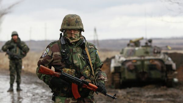 A Ukrainian serviceman guards at a checkpoint near the eastern Ukrainian town of Debaltseve in Donetsk region. - Sputnik International