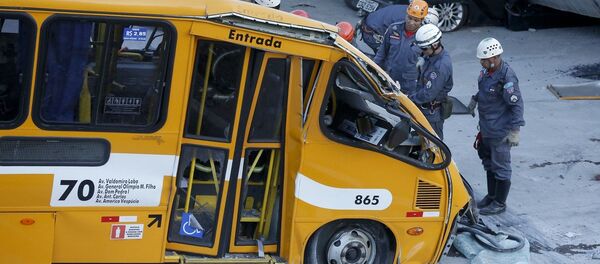 A passenger bus, carrying 31 people, fell into a ravine in the Brazilian metropolitan area of Vitoria, killing eight people and injuring 23, Globo television channel reported Saturday A passenger bus, carrying 31 people, fell into a ravine in the Brazilian metropolitan area of Vitoria, killing eight people and injuring 23, Globo television channel reported Saturday - Sputnik International