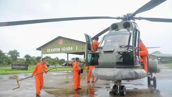 A search and rescue squad from the Indonesian Airforce prepare to depart on a Puma helicopter to take part in the search for the missing AirAsia Flight QZ8501, from a base in Kubu Raya, West Kalimantan - Sputnik International