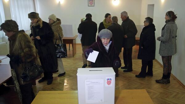 A woman casts her ballot at a polling station during the presidential election in Zagreb - Sputnik International