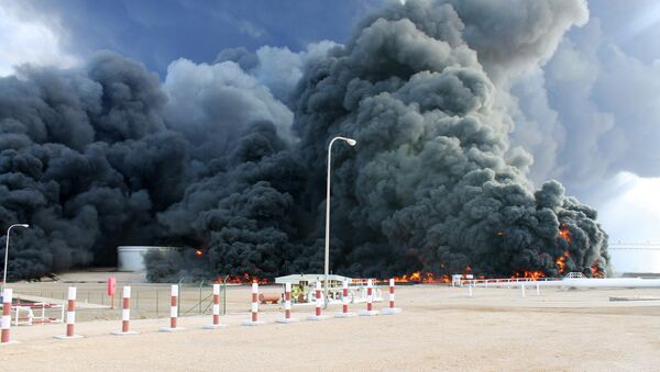 Smoke rises from an oil tank fire in Es Sider port - Sputnik International
