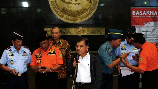 Indonesia's vice-president Jusuf Kalla (C) speaks to the media regarding AirAsia Flight QZ8501 during a visit to the National Search and Rescue Agency in Jakarta December 28, 2014. - Sputnik International