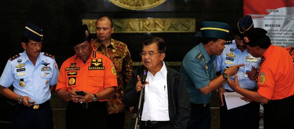 Indonesia's vice-president Jusuf Kalla (C) speaks to the media regarding AirAsia Flight QZ8501 during a visit to the National Search and Rescue Agency in Jakarta December 28, 2014. - Sputnik International
