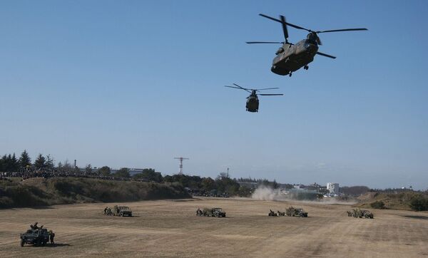 A members of Japan's Ground Self-Defense Force takes part in the new year drill of the 1st Airborne Brigade at the Narashino Training Field in Chiba prefecture, Japan - Sputnik International