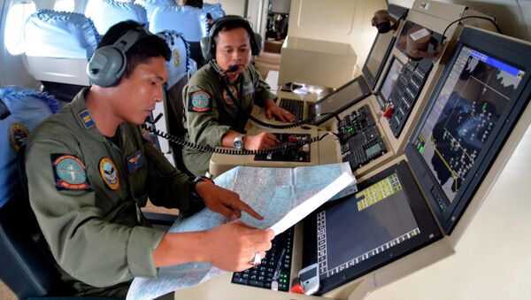 Two members of the Indonesian Navy's Tactical Commanding Operator (TACCO) help with the search for AirAsia flight QZ 8501 - Sputnik International