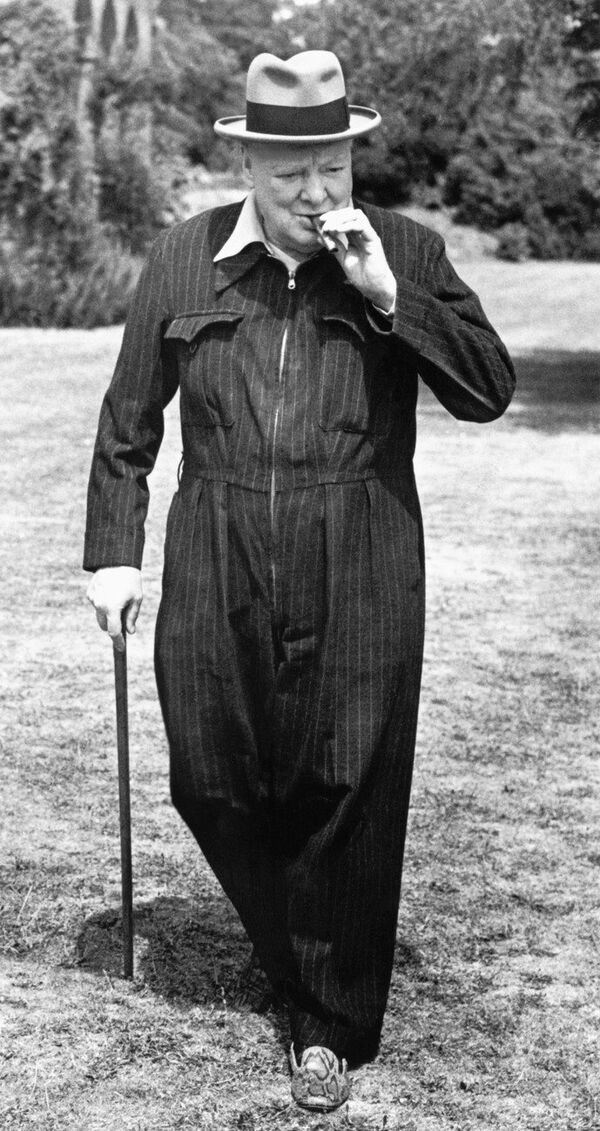 Winston Churchill in his Siren Suit at Chartwell, Kent Winston Churchill in his Siren Suit at Chartwell, Kent - Sputnik International
