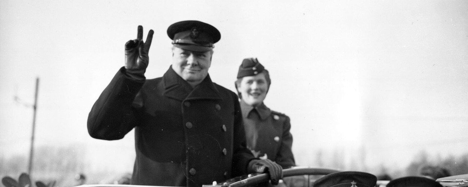 Winston Churchill holds up two fingers to make a V-sign for Victory as he salutes from an open car in Antwerp, Belgium, on Nov. 17, 1945 - Sputnik International, 1920, 22.05.2020