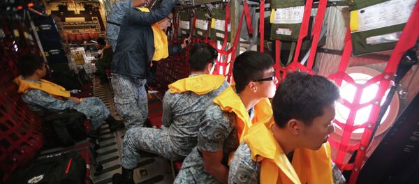 Republic of Singapore Air Force (RSAF) personnel survey the waters onboard a C-130 Hercules during a Search and Locate operation for the missing AirAsia QZ8501 aircraft over an undisclosed search area December 29, 2014 Republic of Singapore Air Force (RSAF) personnel survey the waters onboard a C-130 Hercules during a Search and Locate operation for the missing AirAsia QZ8501 aircraft over an undisclosed search area December 29, 2014 - Sputnik International