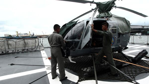 Navy soldiers check an helicopter on the deck of KRI Sultan Hasanuddin-366 warship before joining in search operations for AirAsia flight QZ8501 at Batuampar port in Batam, December 29, 2014 in this photo taken by Antara Foto - Sputnik International
