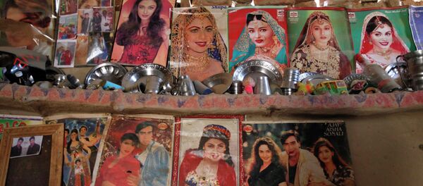 Utensils placed on a mud wall shelf adorned with Bollywood film star posters are seen in a room owned by a cotton picker's family in Meeran Pur village, north of Karachi November 23, 2014 Utensils placed on a mud wall shelf adorned with Bollywood film star posters are seen in a room owned by a cotton picker's family in Meeran Pur village, north of Karachi November 23, 2014 - Sputnik International