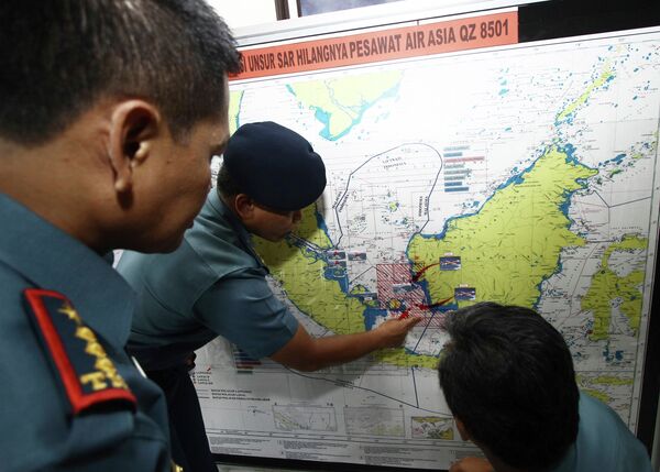 Navy soldiers work on a map of Indonesia monitoring all Navy ships from Indonesia, Singapore, and Malaysia involved in the joint search and rescue operation for AirAsia flight QZ8501 at a navy base on Batam island, December 29, 2014 Navy soldiers work on a map of Indonesia monitoring all Navy ships from Indonesia, Singapore, and Malaysia involved in the joint search and rescue operation for AirAsia flight QZ8501 at a navy base on Batam island, December 29, 2014 - Sputnik International