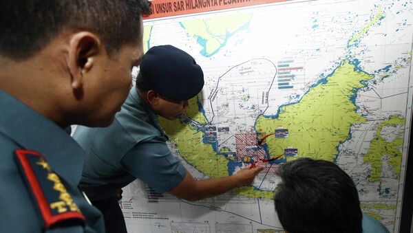 Navy soldiers work on a map of Indonesia monitoring all Navy ships from Indonesia, Singapore, and Malaysia involved in the joint search and rescue operation for AirAsia flight QZ8501 at a navy base on Batam island, December 29, 2014 - Sputnik International