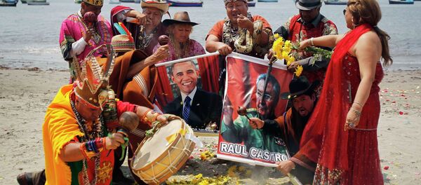 Shamans holding posters of U.S. President Barack Obama and Cuba's President Raul Castro, perform a ritual of predictions for the new year at Agua Dulce beach in Lima December 29, 2014 - Sputnik International