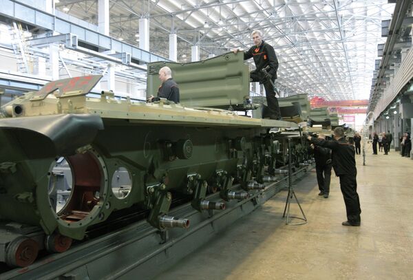 Workers of the JSC Uralvagonzavod assemble tanks on the production floor. In addition to its military production, the company is one of the largest scientific and industrial complexes in Russia. Workers of the JSC Uralvagonzavod assemble tanks on the production floor. In addition to its military production, the company is one of the largest scientific and industrial complexes in Russia. - Sputnik International
