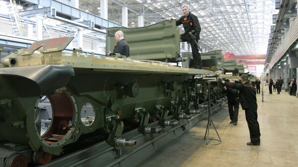 Workers of the JSC Uralvagonzavod assemble tanks on the production floor - Sputnik International