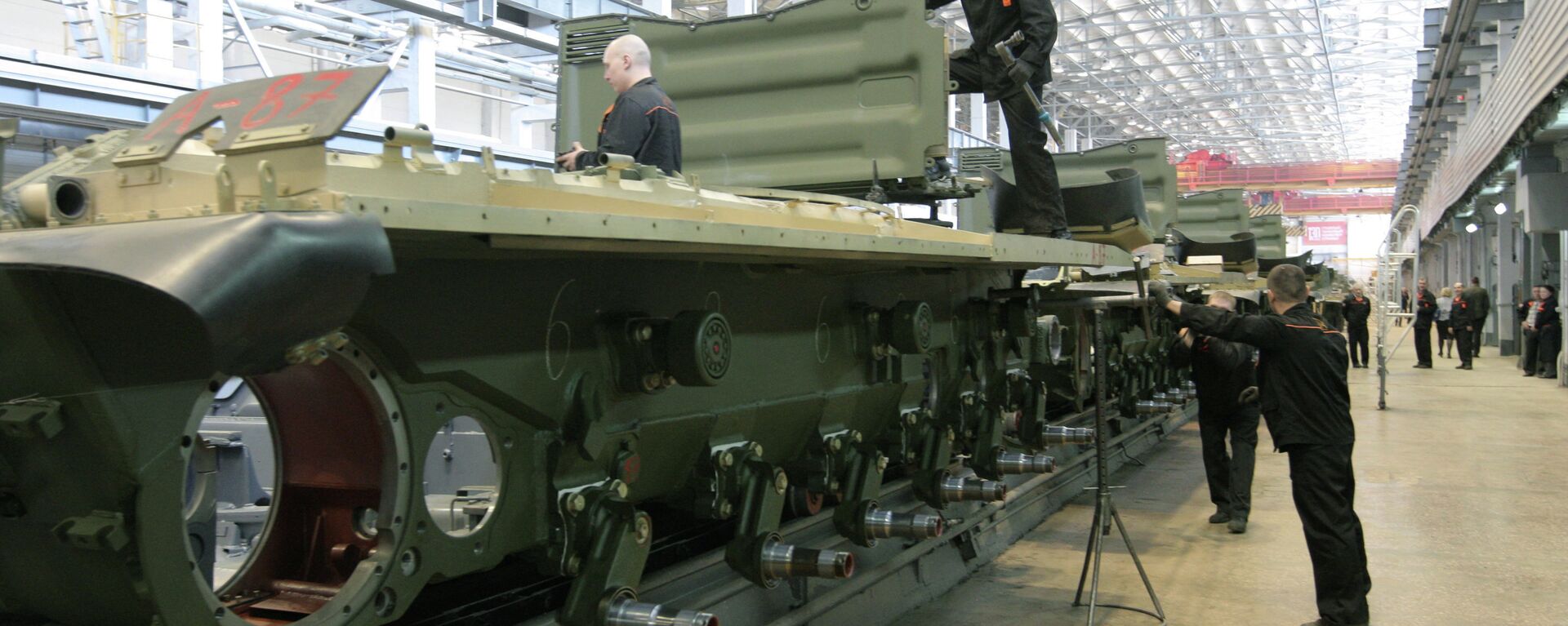 Workers of the JSC Uralvagonzavod assemble tanks on the production floor. In addition to its military production, the company is one of the largest scientific and industrial complexes in Russia. - Sputnik International, 1920, 13.05.2024