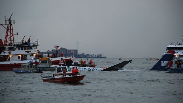 New York District Responds To U.S. Airways Flight 1549 Crash in the Hudson River - Sputnik International