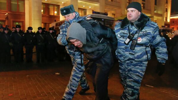 Policemen detain a supporter of Russian opposition leader and anti-corruption blogger Alexei Navalny during an opposition rally in Moscow December 30 - Sputnik International