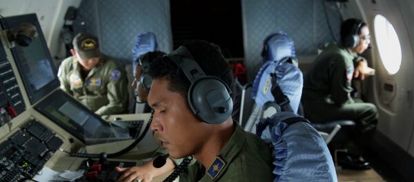 Indonesian Navy airmen search the waters near Bangka Island - Sputnik International