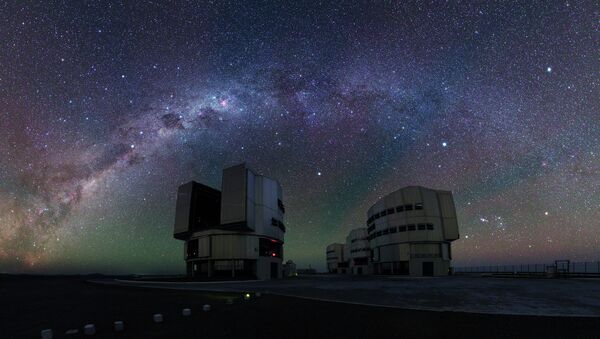A panorama shot of the Very Large Telescope platform with the red shades of airglow visible overhead - Sputnik International