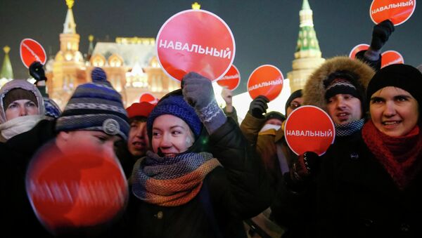 Supporters of Russian opposition leader and anti-corruption blogger Alexei Navalny hold a rally in protest against court verdict at Manezhnaya Square in Moscow December 30, 2014 - Sputnik International