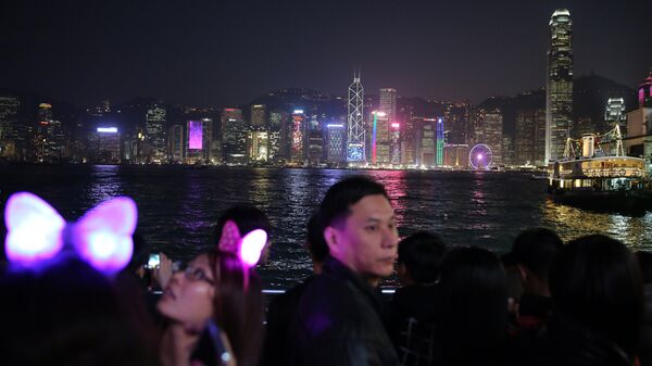 People line Victoria Harbour before the New Year fireworks in Hong Kong on December 31, 2014 - Sputnik International