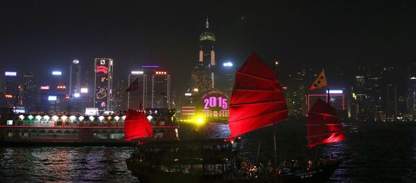 An old style Junk Boat  sails Victoria Harbour before the New Year fireworks in Hong Kong on December 31, 2014 - Sputnik International
