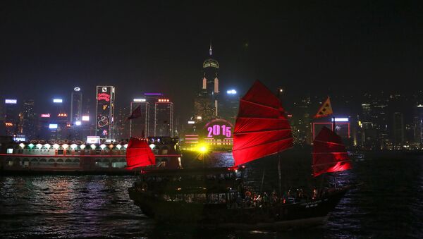 An old style Junk Boat  sails Victoria Harbour before the New Year fireworks in Hong Kong on December 31, 2014 - Sputnik International