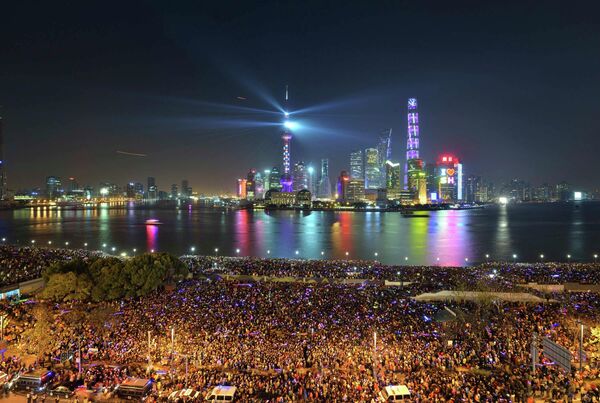 People watch a light show before a stampede incident occurred at the New Year's celebration on the Bund, a waterfront area in central Shanghai December 31, 2014 - Sputnik International