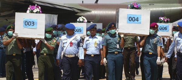 ndonesian soldiers carry coffins containing victims of AirAsia Flight 8501 upon arrival at Indonesian Military Air Force base in Surabaya, Indonesia, Thursday, Jan. 1, 2015 ndonesian soldiers carry coffins containing victims of AirAsia Flight 8501 upon arrival at Indonesian Military Air Force base in Surabaya, Indonesia, Thursday, Jan. 1, 2015 - Sputnik International
